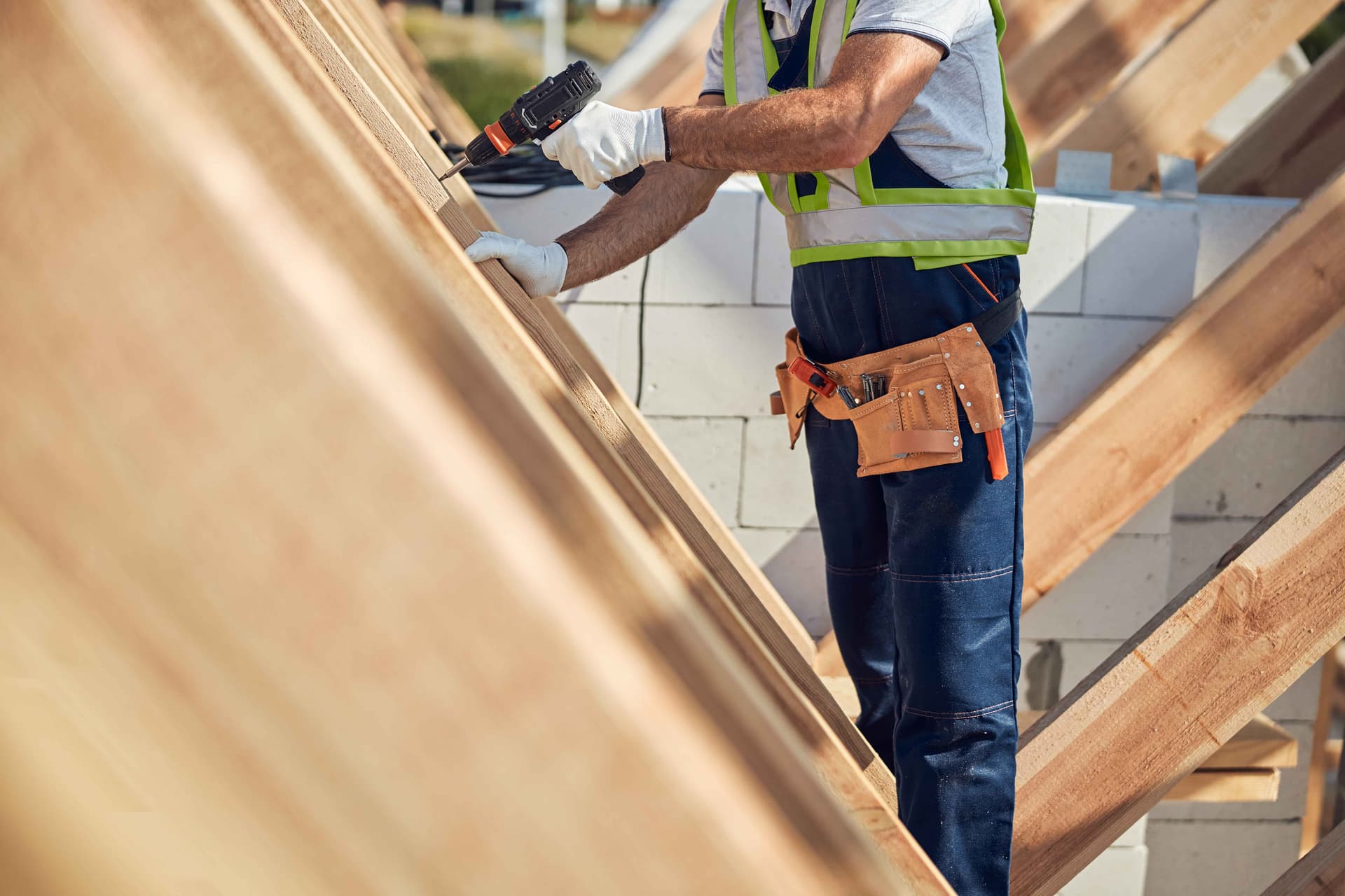 male-builder-drilling-in-the-wooden-frame,jpg